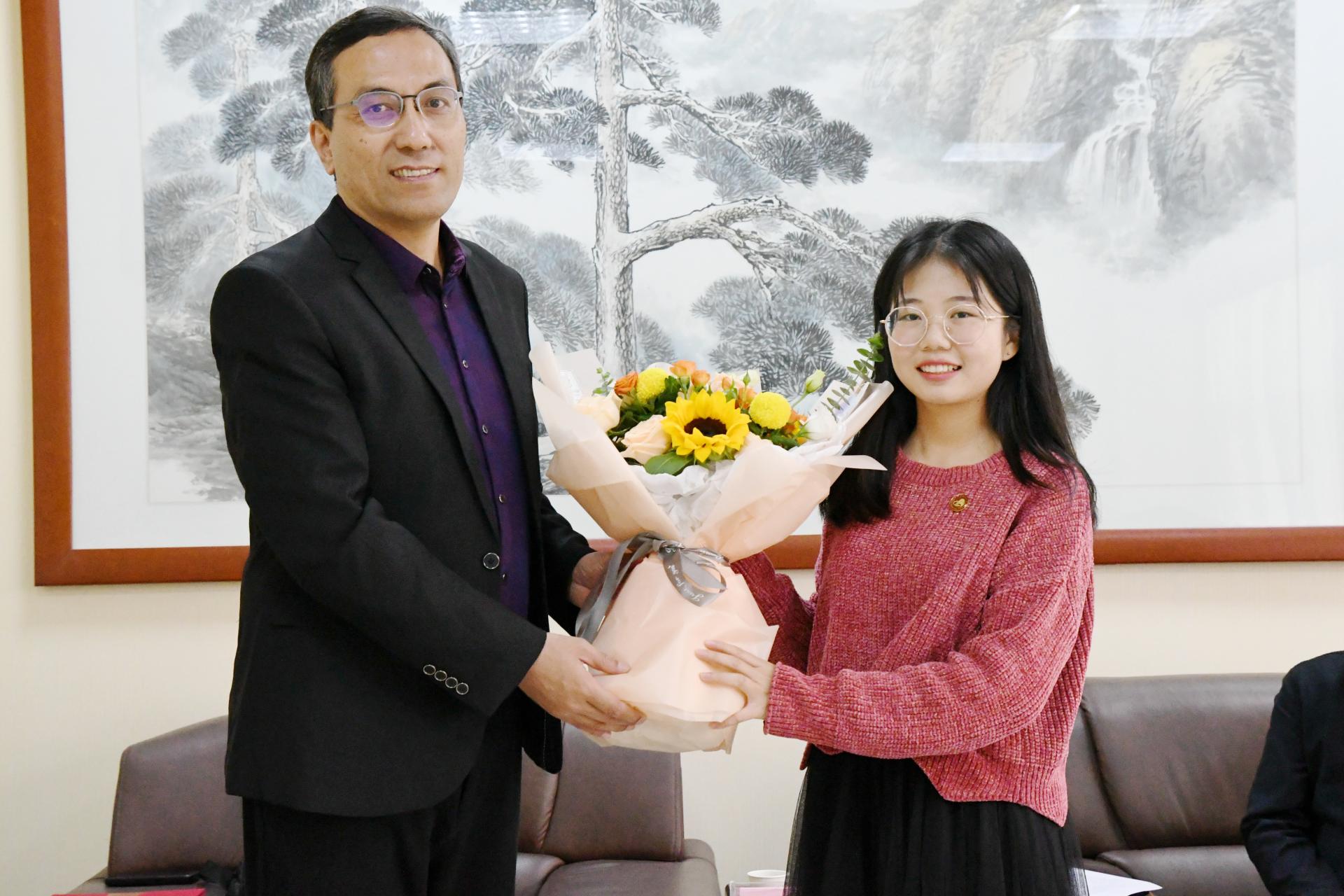 西安市教育科学研究所小学教研部主任马俊华教授受聘我校兼职教授并做