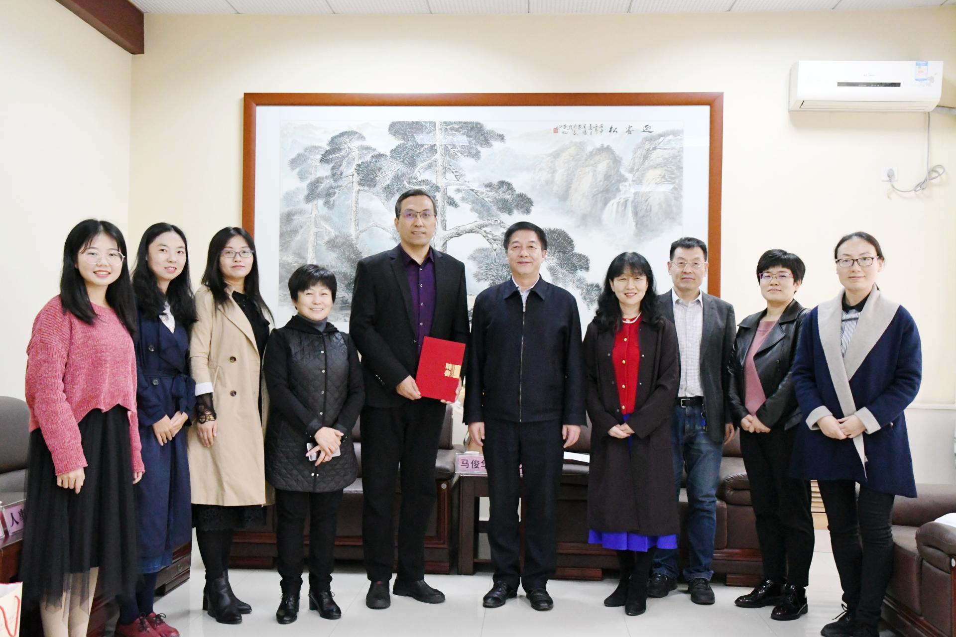 西安市教育科学研究所小学教研部主任马俊华教授受聘我校兼职教授并做