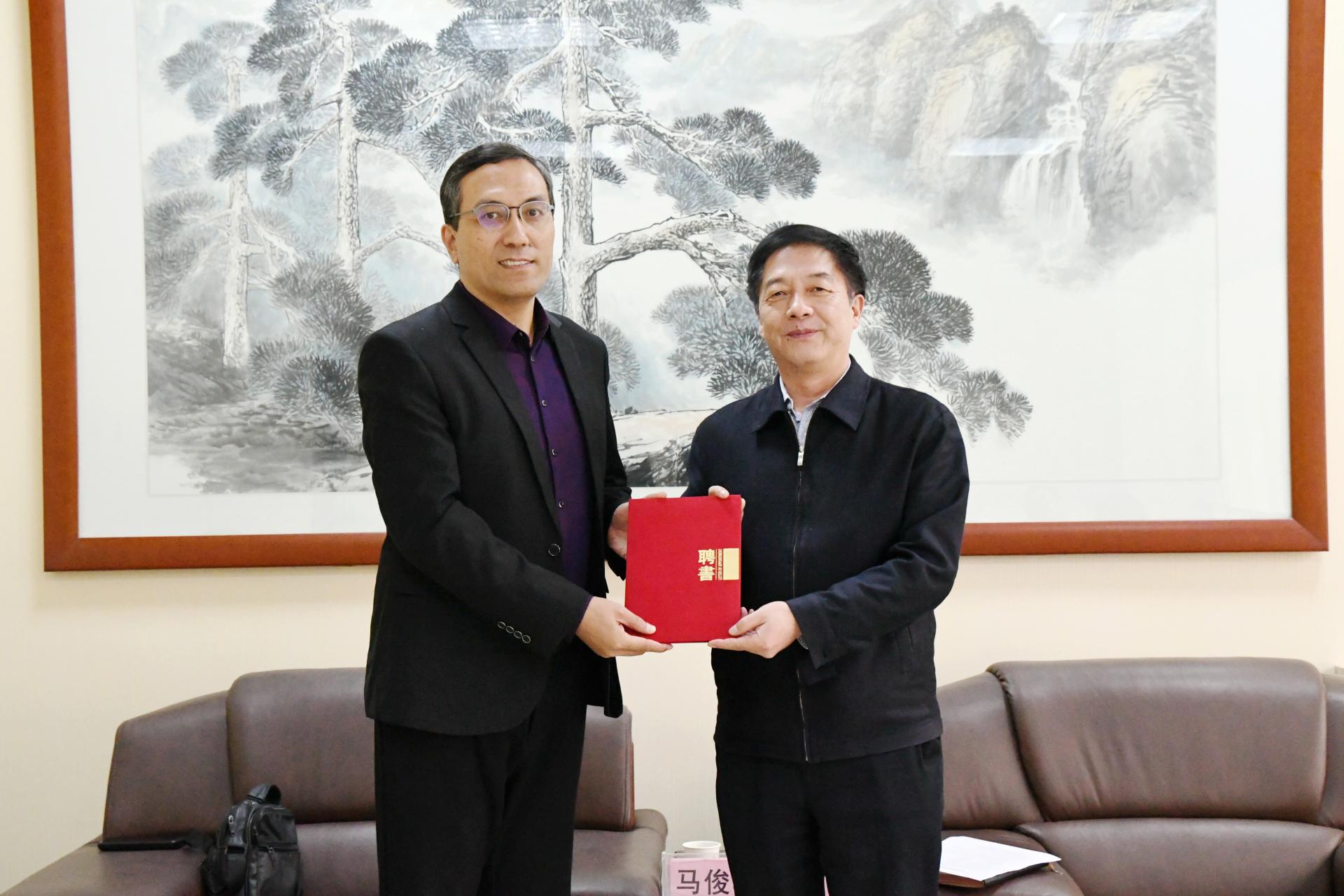 西安市教育科学研究所小学教研部主任马俊华教授受聘我校兼职教授并做