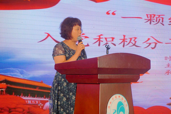 化学与化工系党总支书记姜晓玲对选手表现进行点评政治经济系党总支