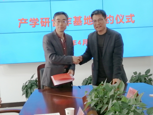 西安市惠安中学校长张强,副校长王春荣,副校长郭美婷,我校马克思主义