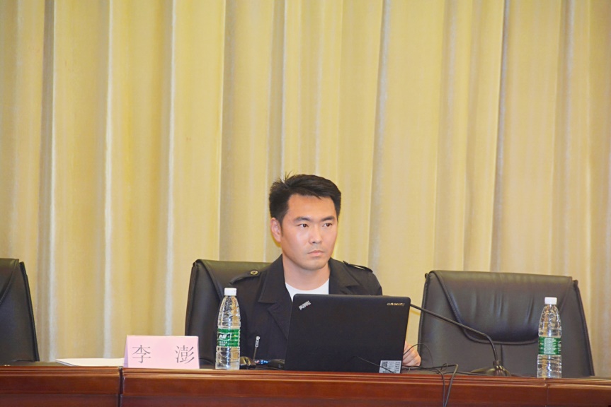 李澎老师从语文学科的地位导入,他认为语文是小学教育的基础性学科,充