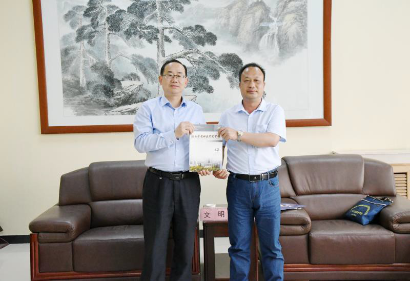 文明副校长代表我校对广西工程职业学院李益及副院长林艳一行的到来